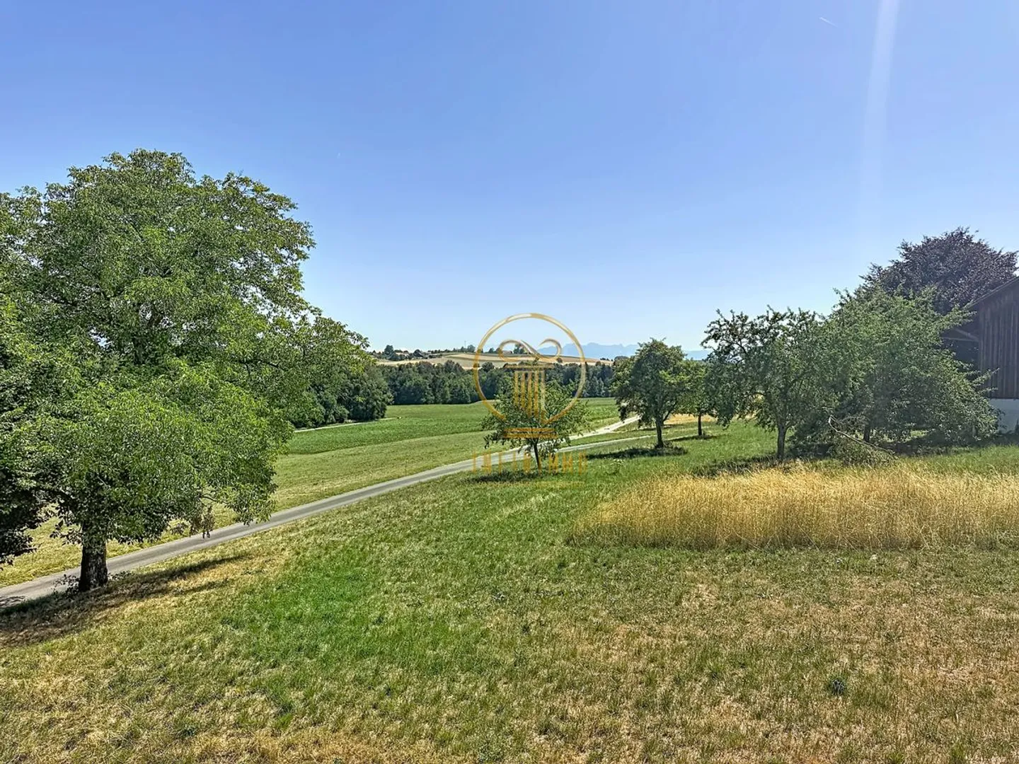 CARROUGE (VD), PROPRIÉTÉ RARE ! Maison individuelle avec 5.5 pièces et vue sur le Moléson. - Photo 2 sur 13