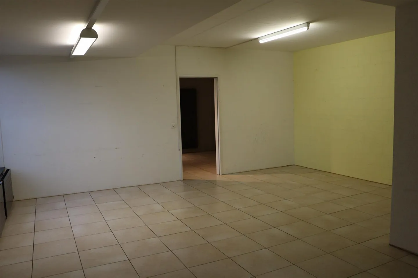 Magazzino di 300m2 e ufficio di 55m2 nel quartiere industriale di Kägen a Reinach - Foto 2 di 7