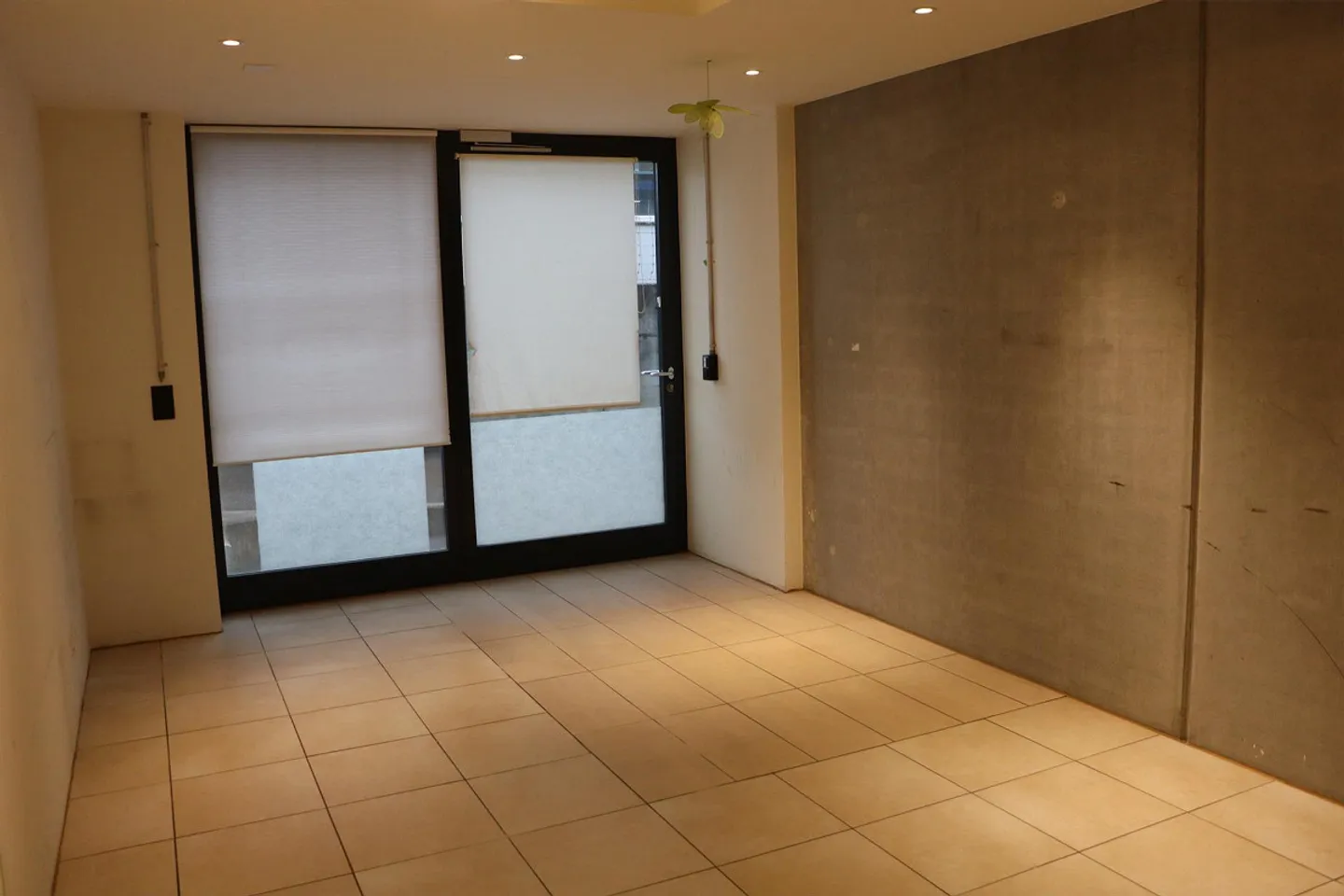 Magazzino di 300m2 e ufficio di 55m2 nel quartiere industriale di Kägen a Reinach - Foto 3 di 7