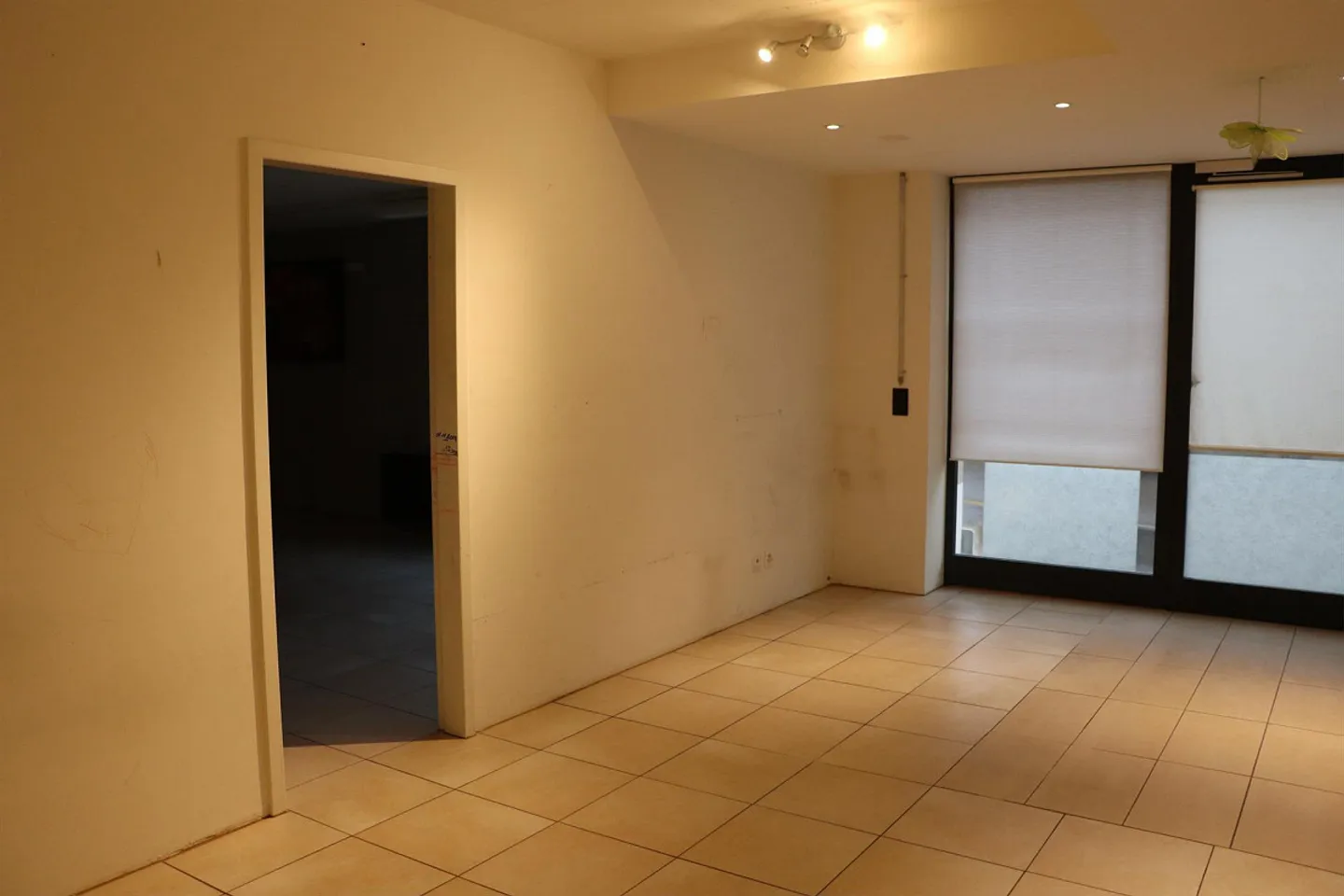 Magazzino di 300m2 e ufficio di 55m2 nel quartiere industriale di Kägen a Reinach - Foto 4 di 7