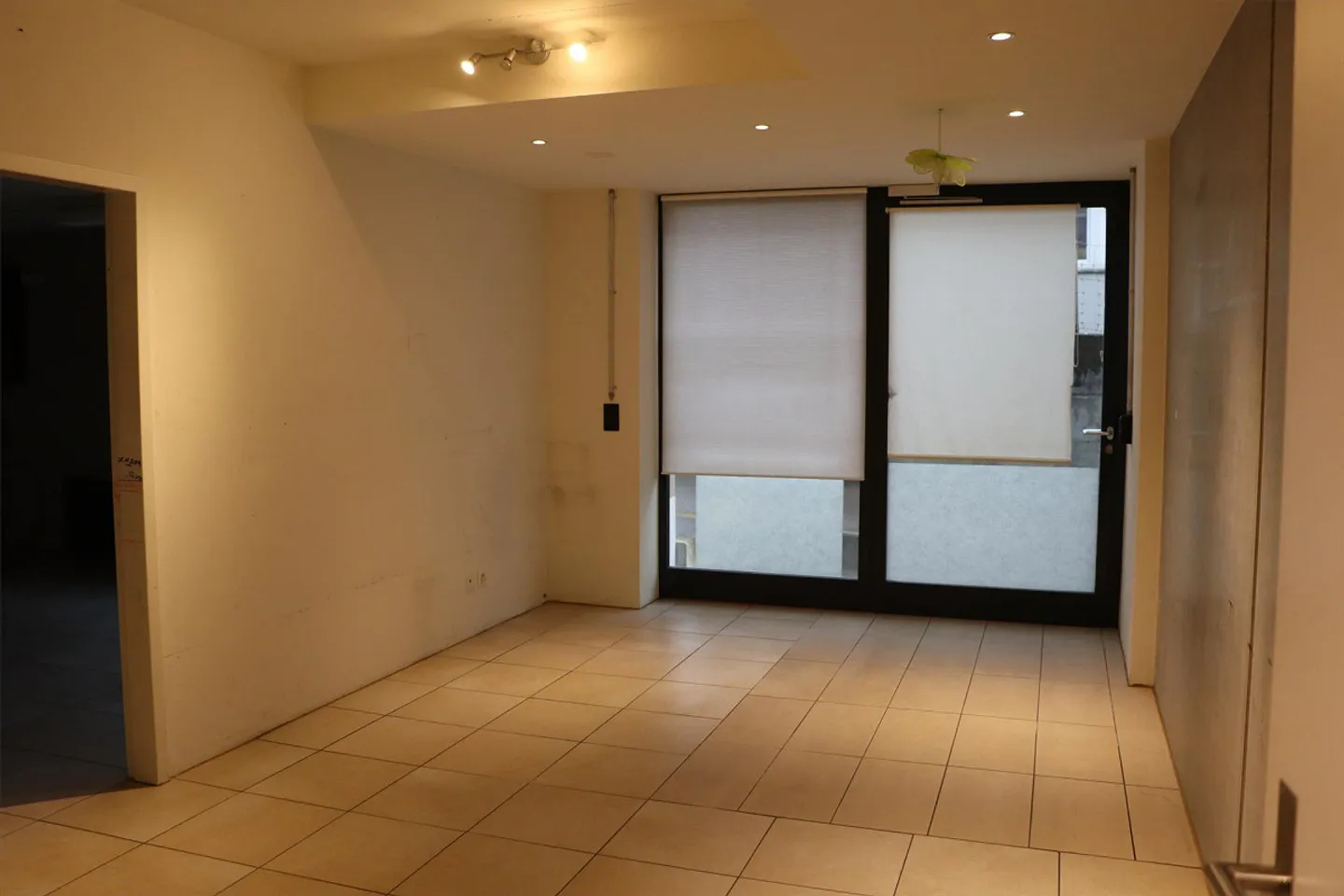 Magazzino di 300m2 e ufficio di 55m2 nel quartiere industriale di Kägen a Reinach - Foto 5 di 7