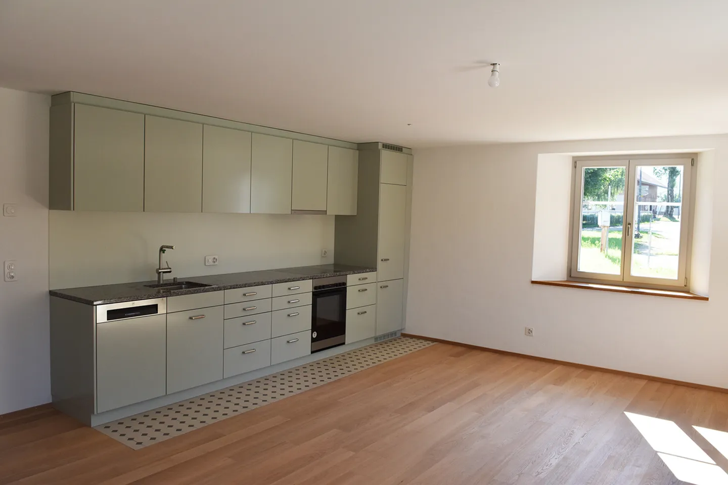Newly renovated 2.5-room ground floor apartment in Rünenberg! - Photo 1 of 6
