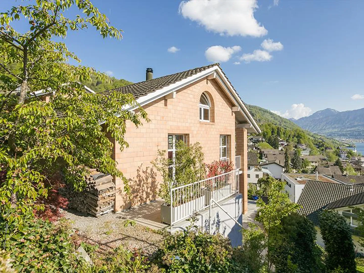 Wunderschönes Freistehendes Einfamilienhaus - Foto 5 von 13