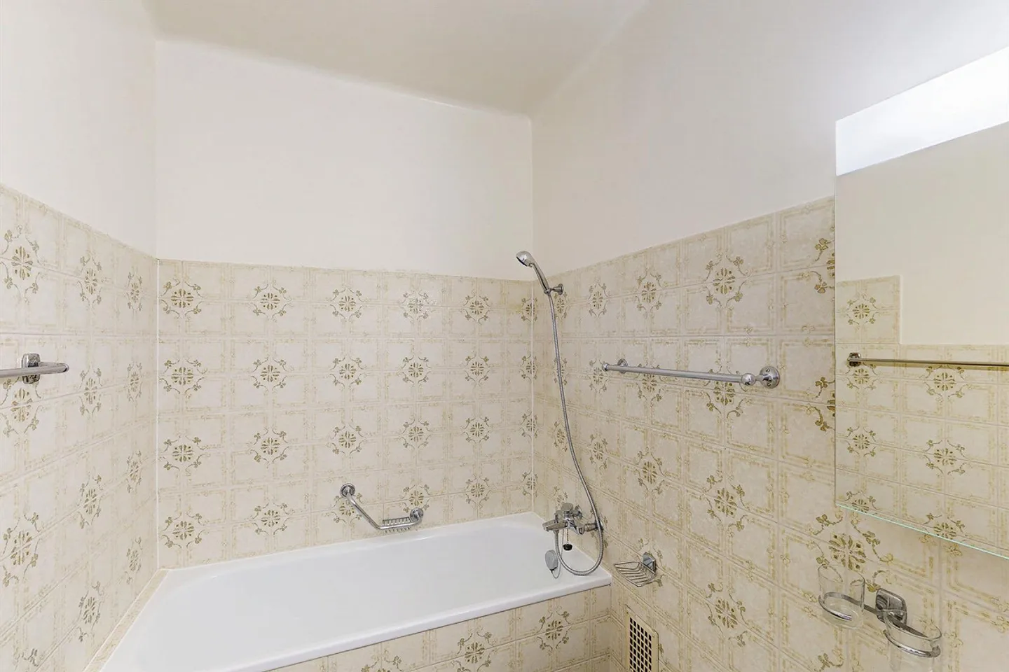 View of the lake and a stone's throw from downtown Lausanne - Photo 7 of 10