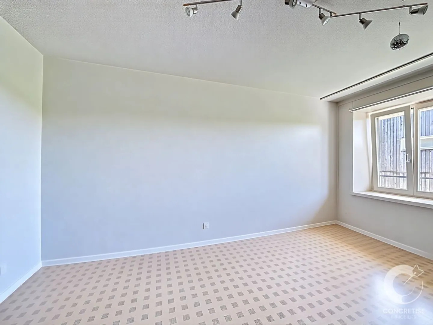 Well-maintained 4.5-room adjoining house in Denges - Photo 6 of 13