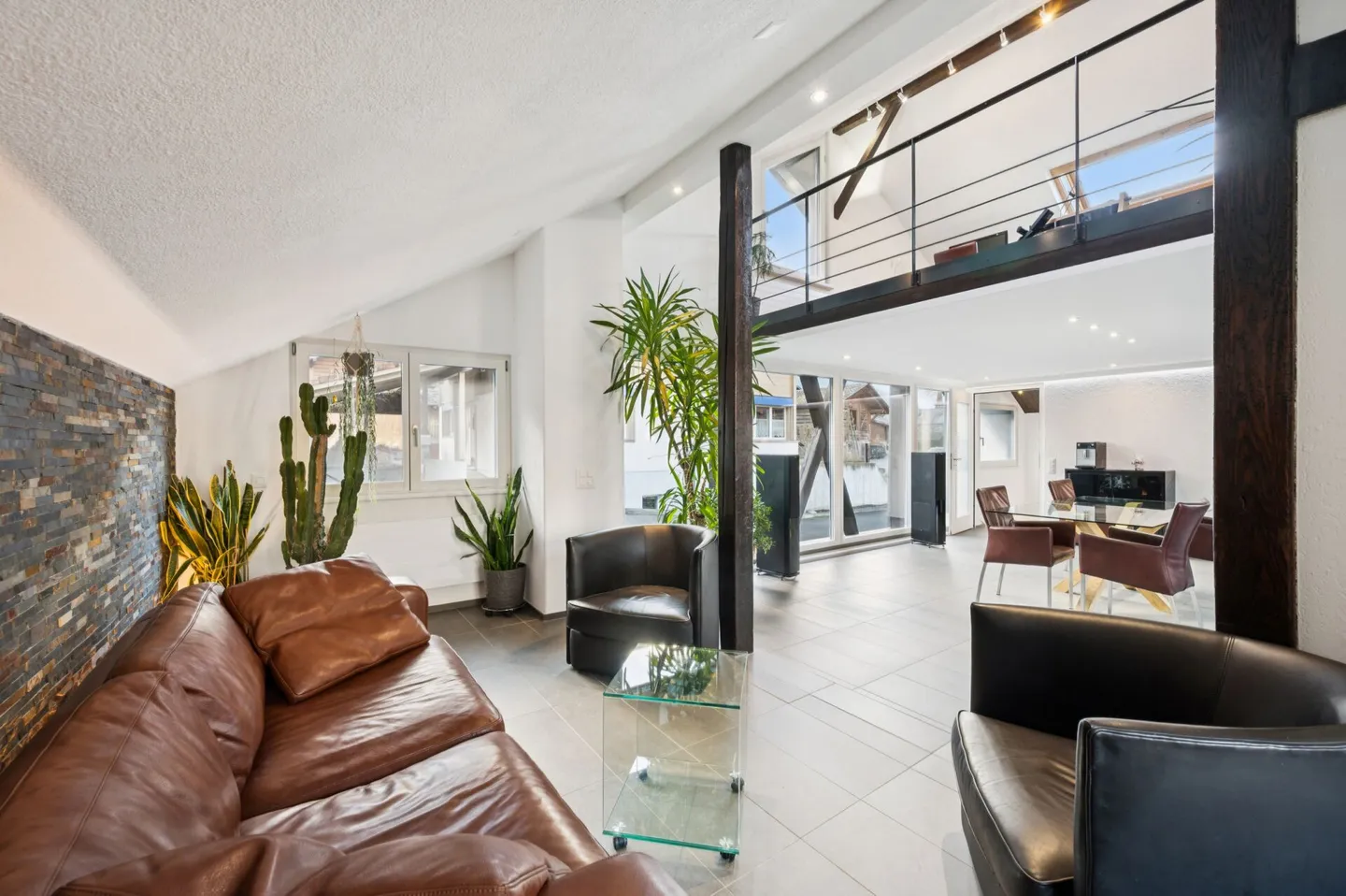 Bijou résidentiel compact entre montagnes et lacs - Photo 2 sur 12