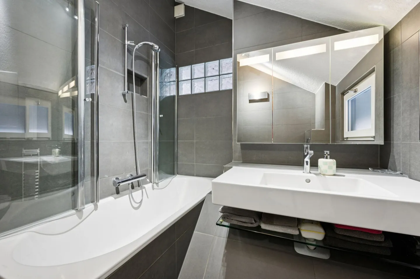 Bijou résidentiel compact entre montagnes et lacs - Photo 7 sur 12