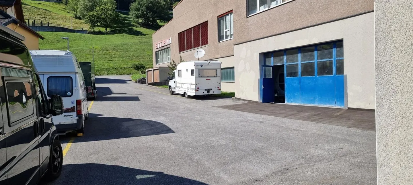 Places de stationnement extérieures pour camping-cars, caravanes, voitures - facilement accessibles - Photo 3 sur 5