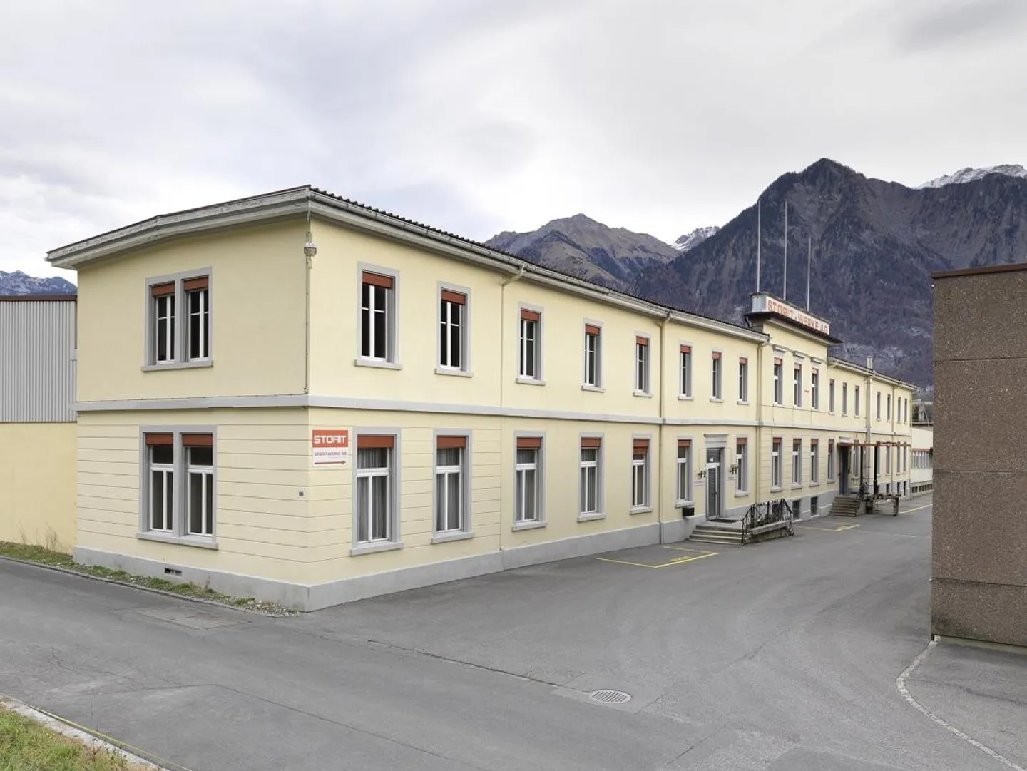 Places de stationnement extérieures pour camping-cars, caravanes, voitures - facilement accessibles - Photo 4 sur 5