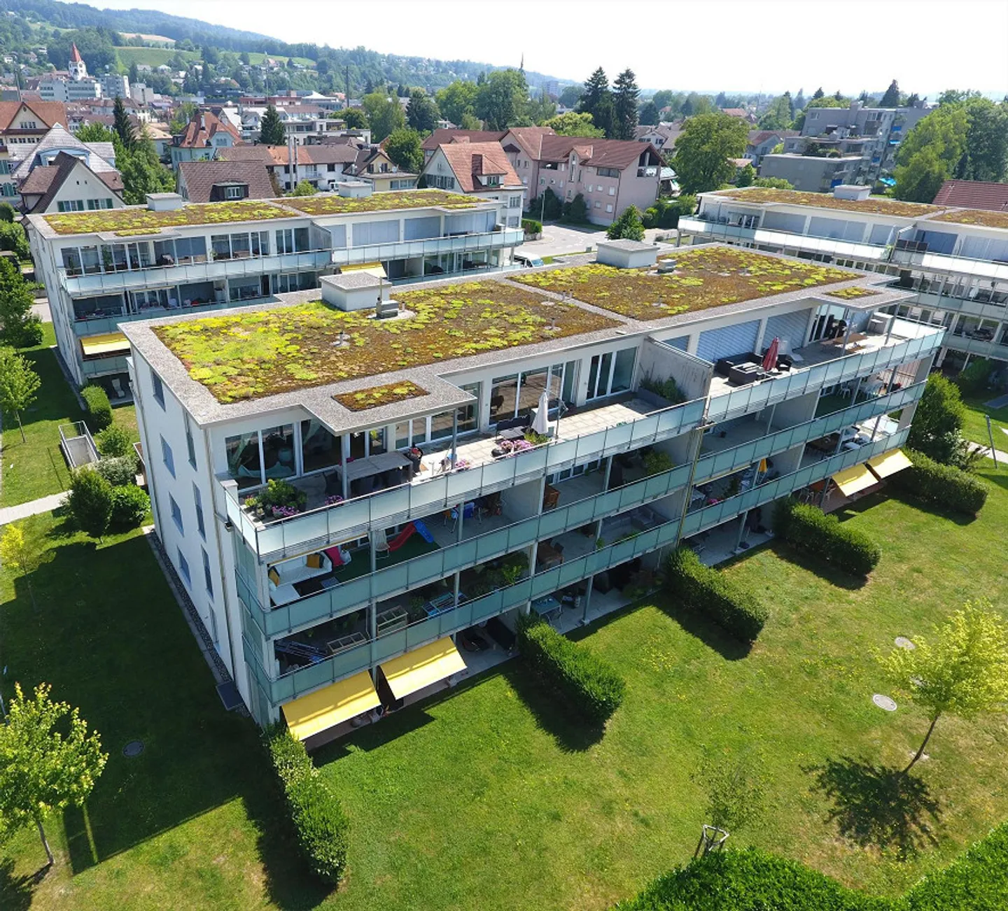 Appartement moderne de 3,5 pièces au rez-de-chaussée avec terrasse spacieuse - Photo 1 sur 12