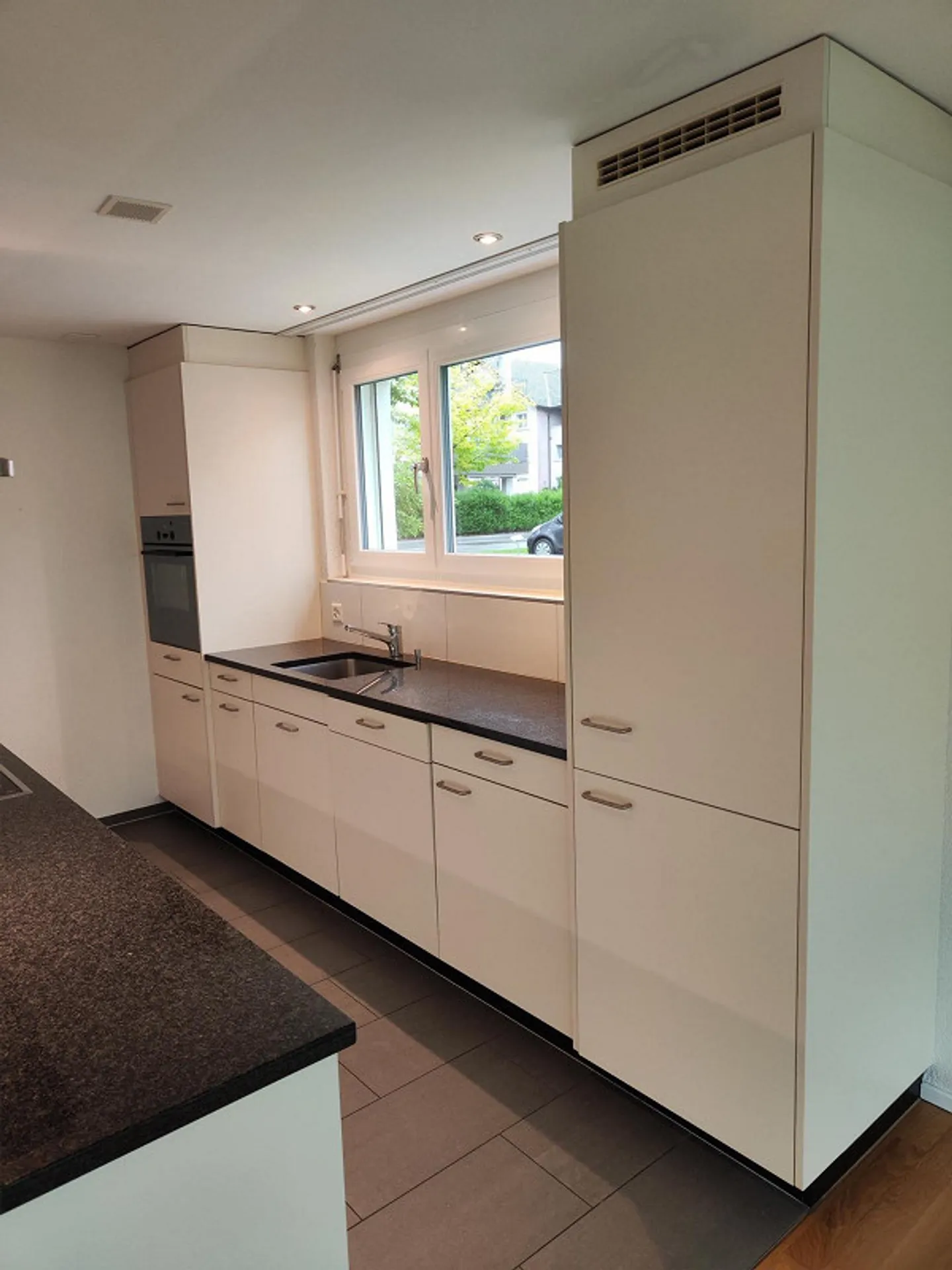 Appartement moderne de 3,5 pièces au rez-de-chaussée avec terrasse spacieuse - Photo 4 sur 12