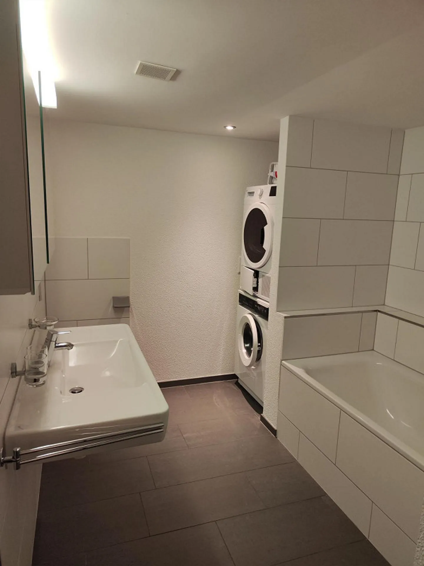 Appartement moderne de 3,5 pièces au rez-de-chaussée avec terrasse spacieuse - Photo 5 sur 12