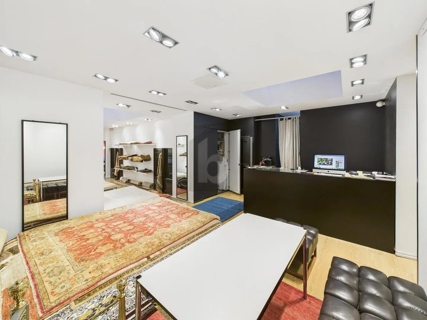 SPACIOUS AND IN A PRIME LOCATION IN THE OLD TOWN - Photo 3 of 6