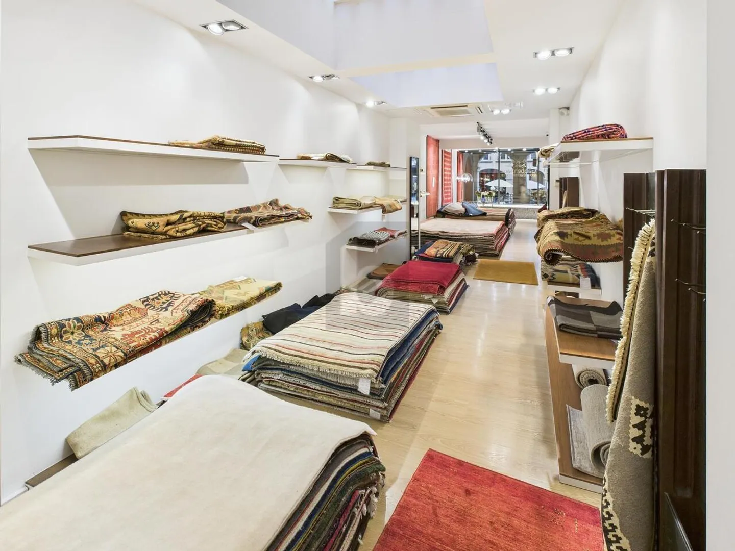 SPACIOUS AND IN A PRIME LOCATION IN THE OLD TOWN - Photo 4 of 6