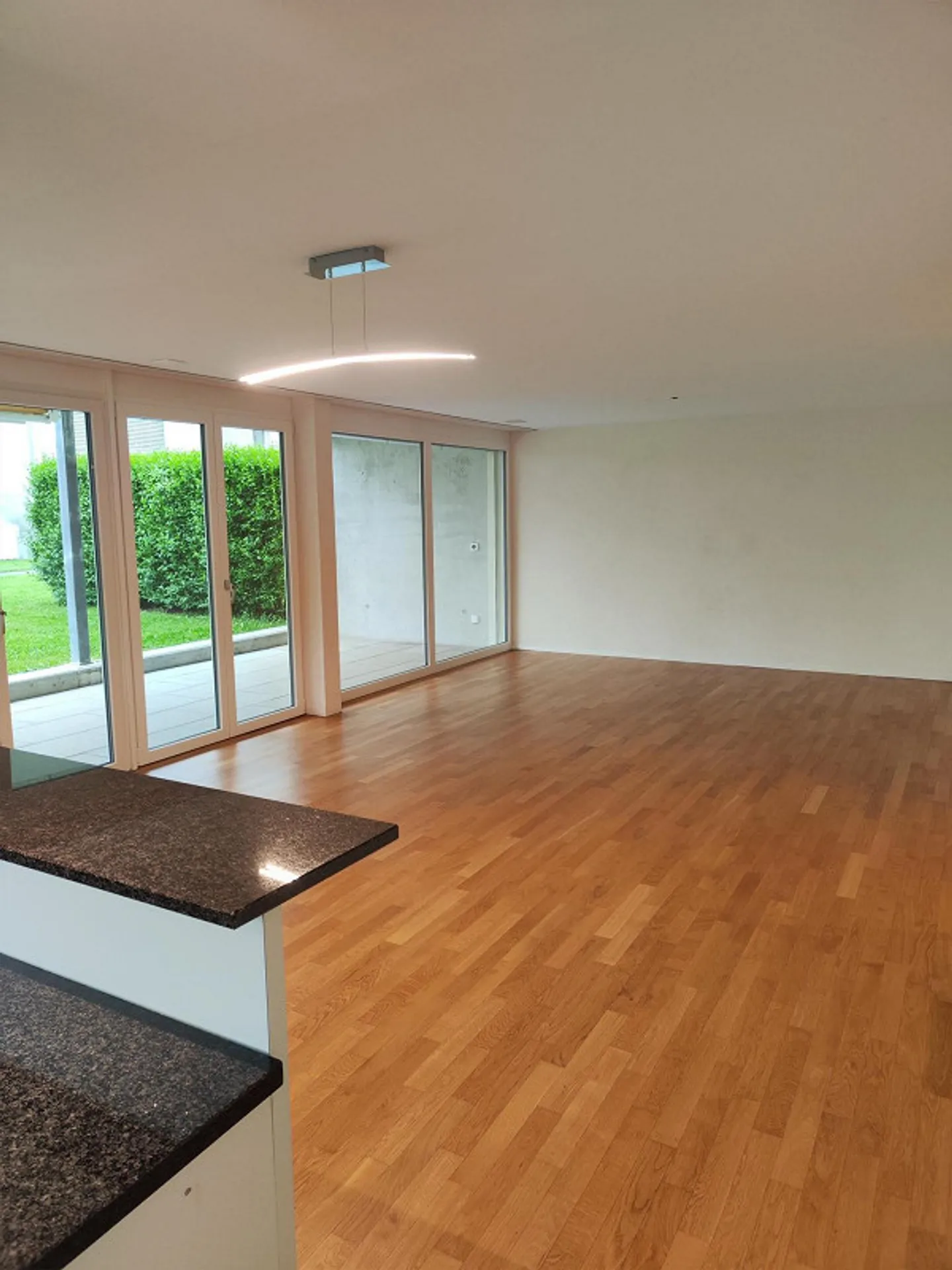 Appartement moderne de 3,5 pièces au rez-de-chaussée avec terrasse spacieuse - Photo 2 sur 12
