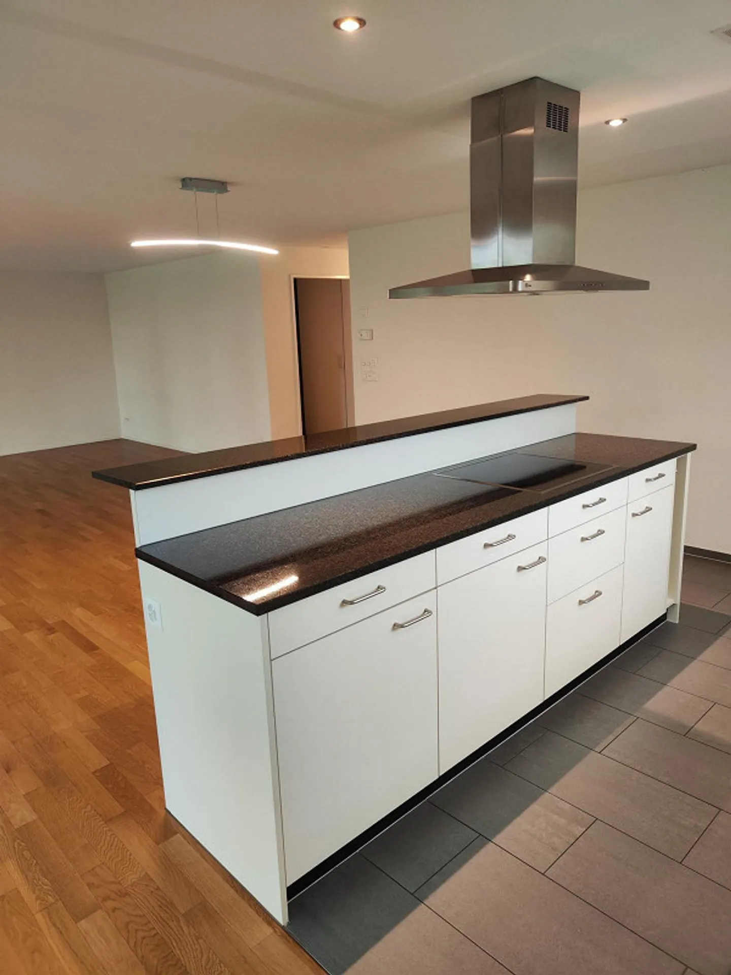 Appartement moderne de 3,5 pièces au rez-de-chaussée avec terrasse spacieuse - Photo 3 sur 12