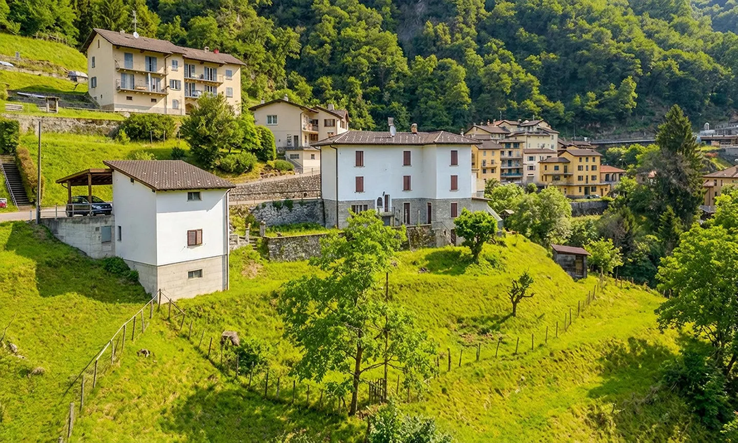 BARGAIN - HOUSE ON LARGE LAND IN PANORAMIC AREA IN AROGNO - Photo 1 of 7