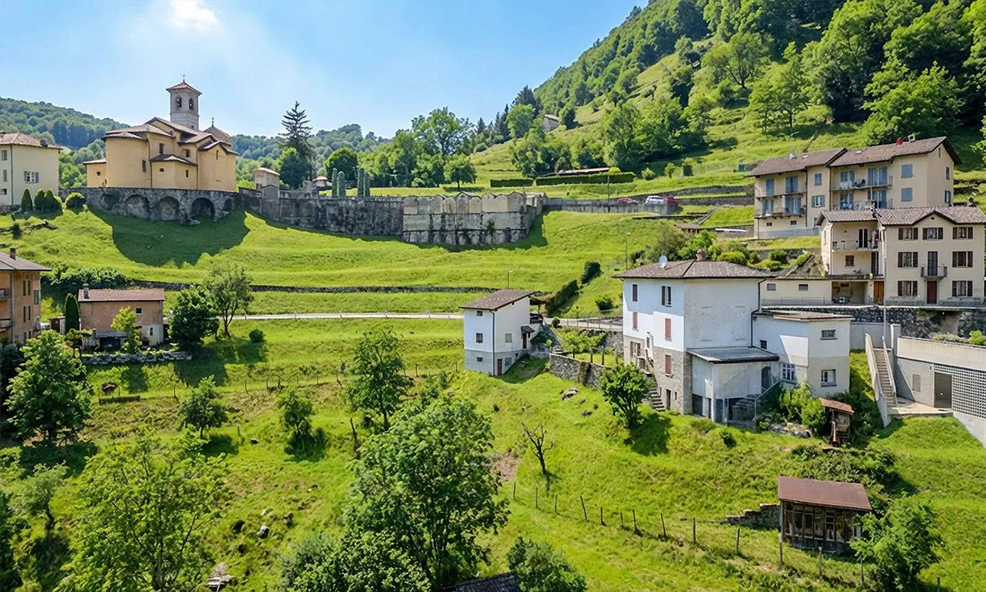 BARGAIN - HOUSE ON LARGE LAND IN PANORAMIC AREA IN AROGNO - Photo 2 of 7