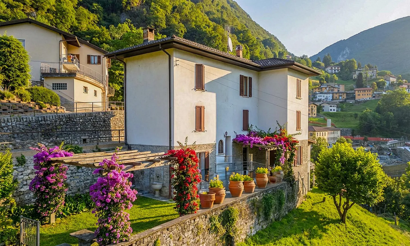 BARGAIN - HOUSE ON LARGE LAND IN PANORAMIC AREA IN AROGNO - Photo 3 of 7