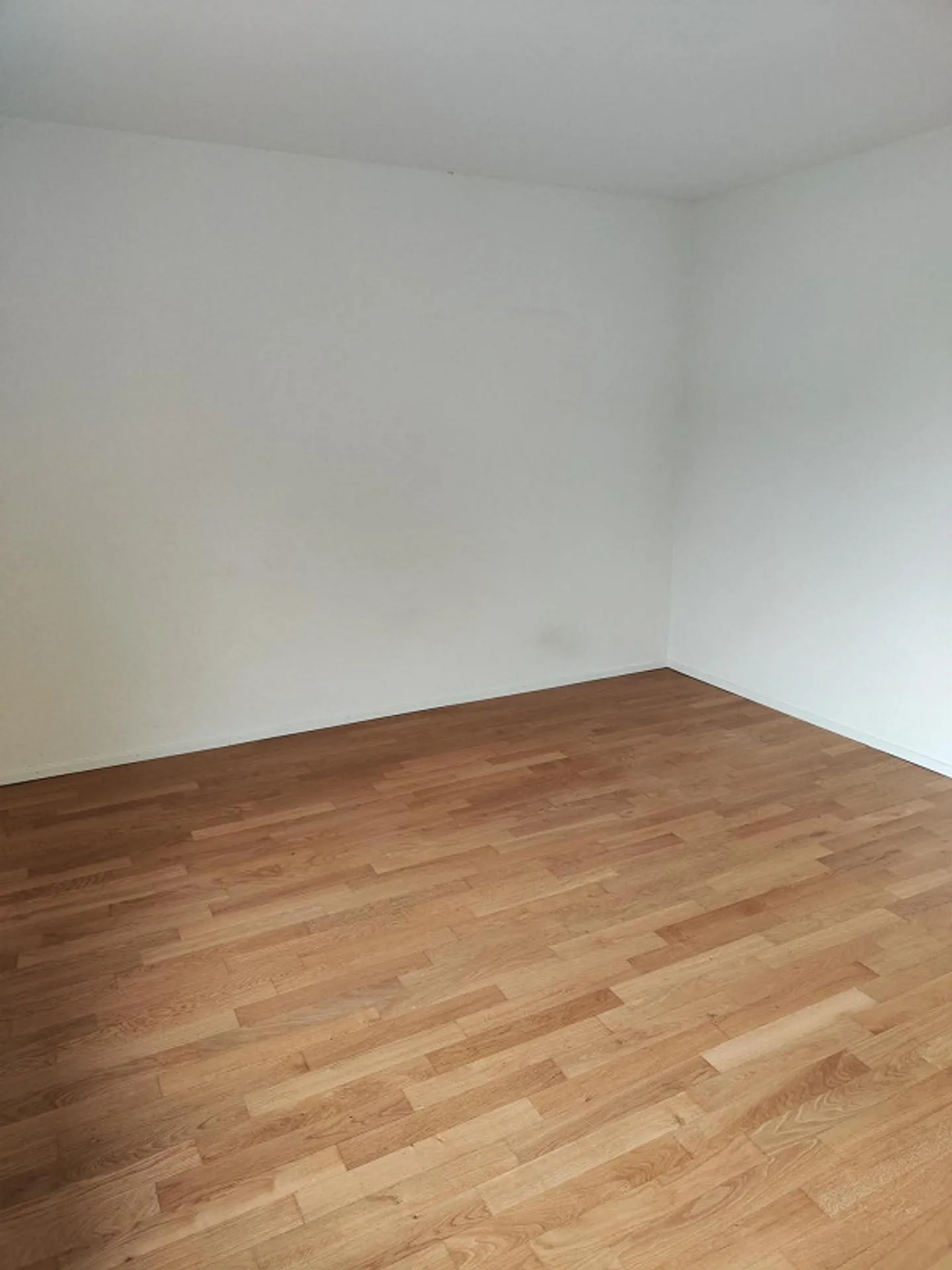 Appartement moderne de 3,5 pièces au rez-de-chaussée avec terrasse spacieuse - Photo 9 sur 12
