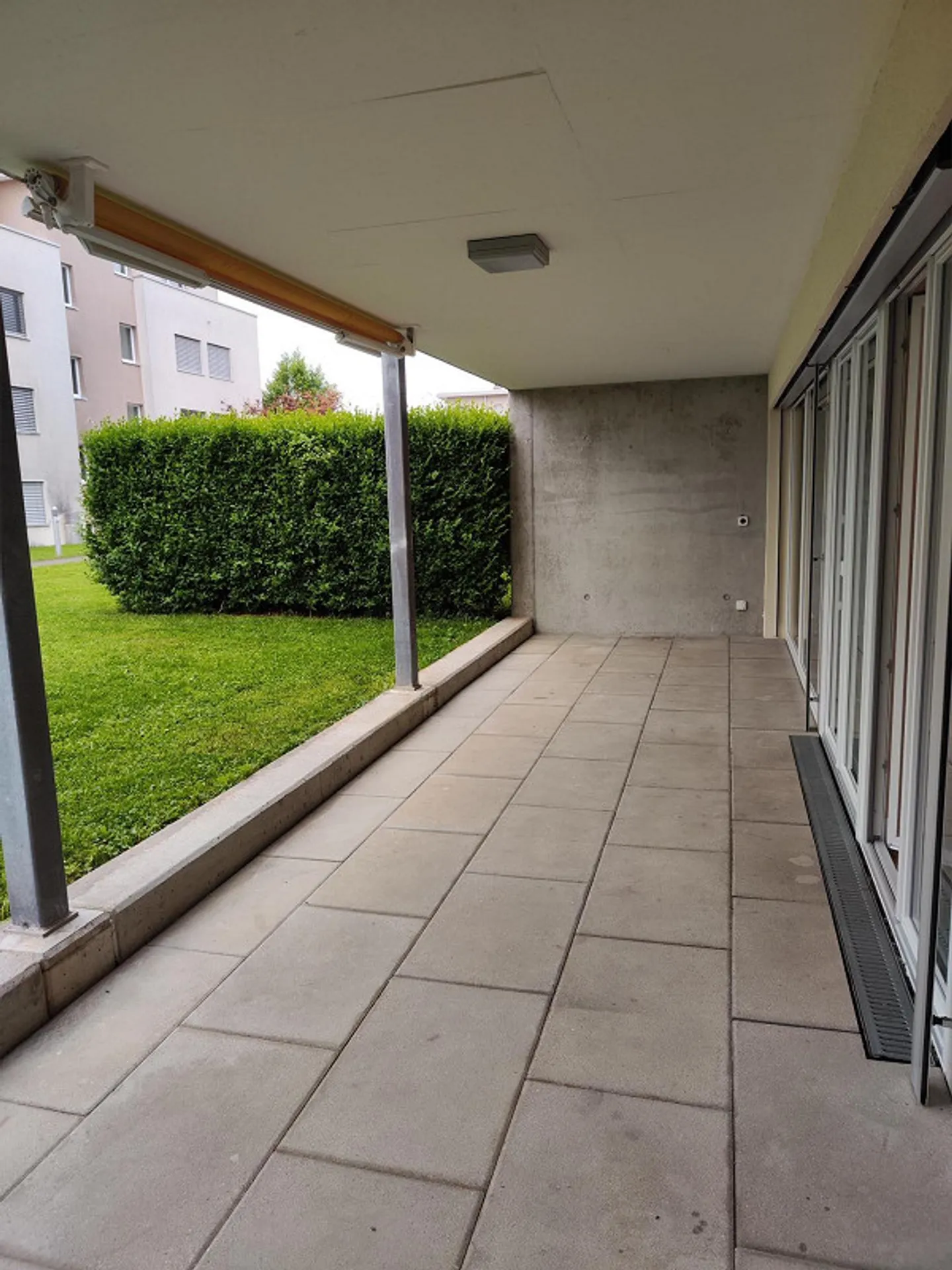Appartement moderne de 3,5 pièces au rez-de-chaussée avec terrasse spacieuse - Photo 10 sur 12