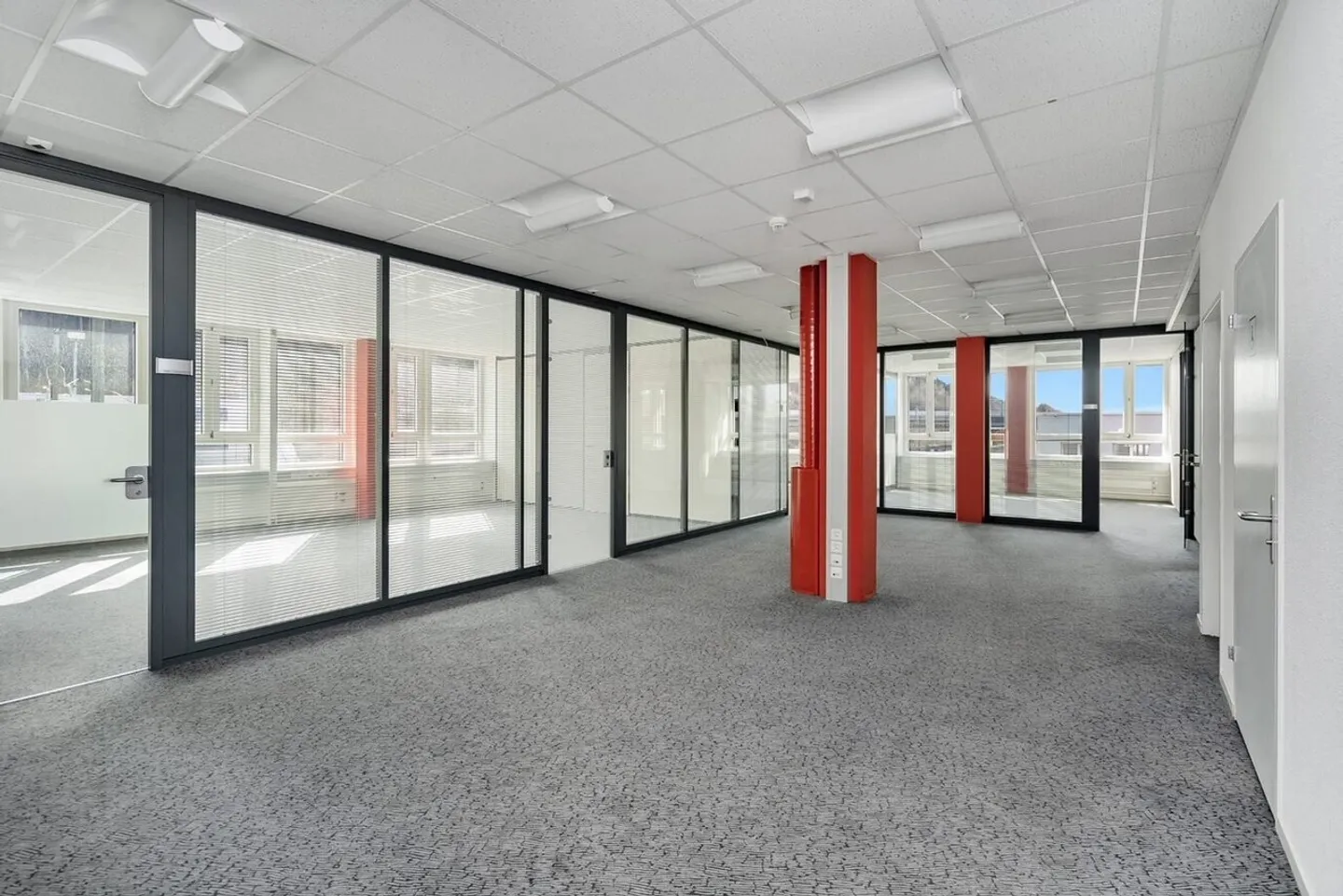 Free commercial space of 64 m² - Photo 4 of 13