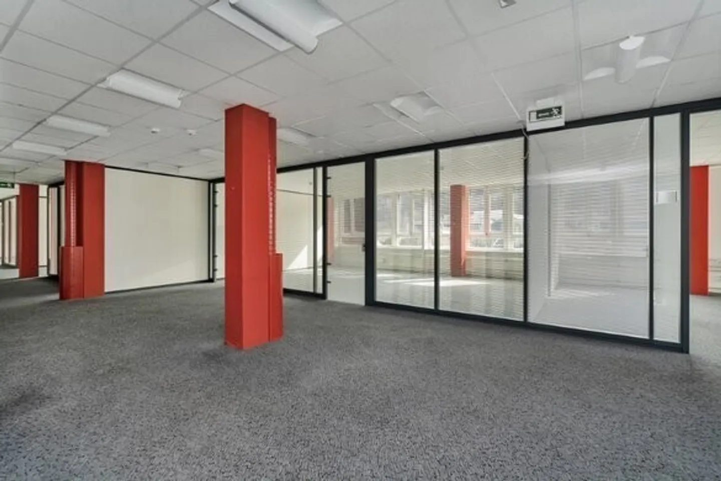 Free commercial space of 64 m² - Photo 8 of 13