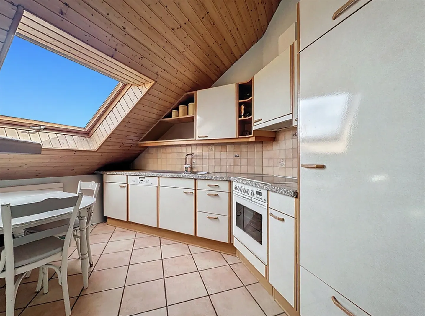 APPARTEMENT EN DUPLEX DE 5 PIÈCES AVEC BALCON ET PLACES DE PARC INTÉRIEURE ET EX - Photo 6 sur 13