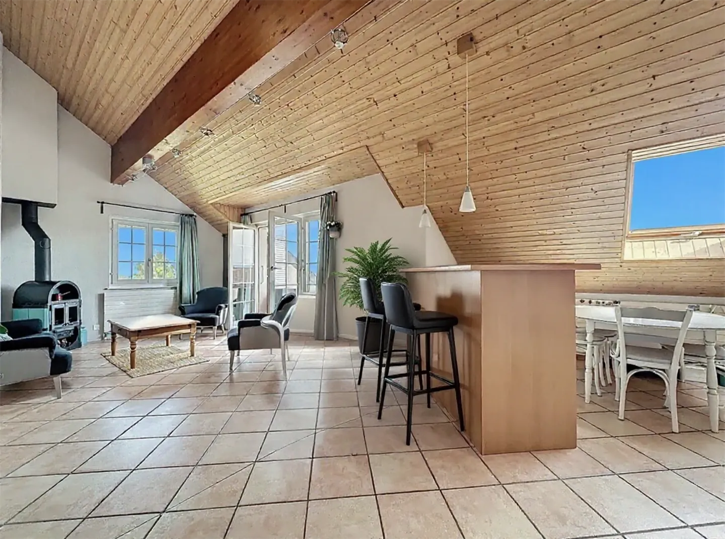 APPARTEMENT EN DUPLEX DE 5 PIÈCES AVEC BALCON ET PLACES DE PARC INTÉRIEURE ET EX - Photo 8 sur 13