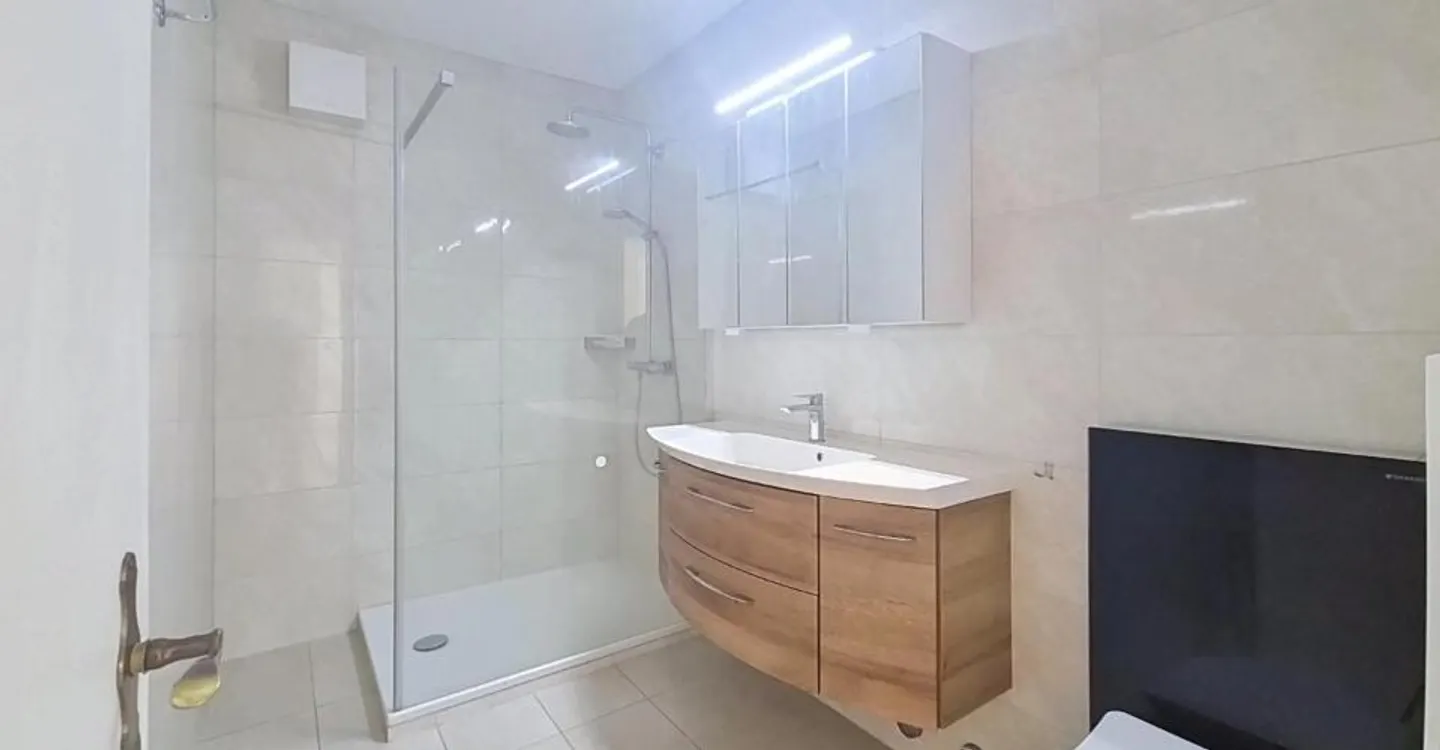 Magnificent 3.5 rooms in Sierre, close to Lake Géronde! - Photo 10 of 13