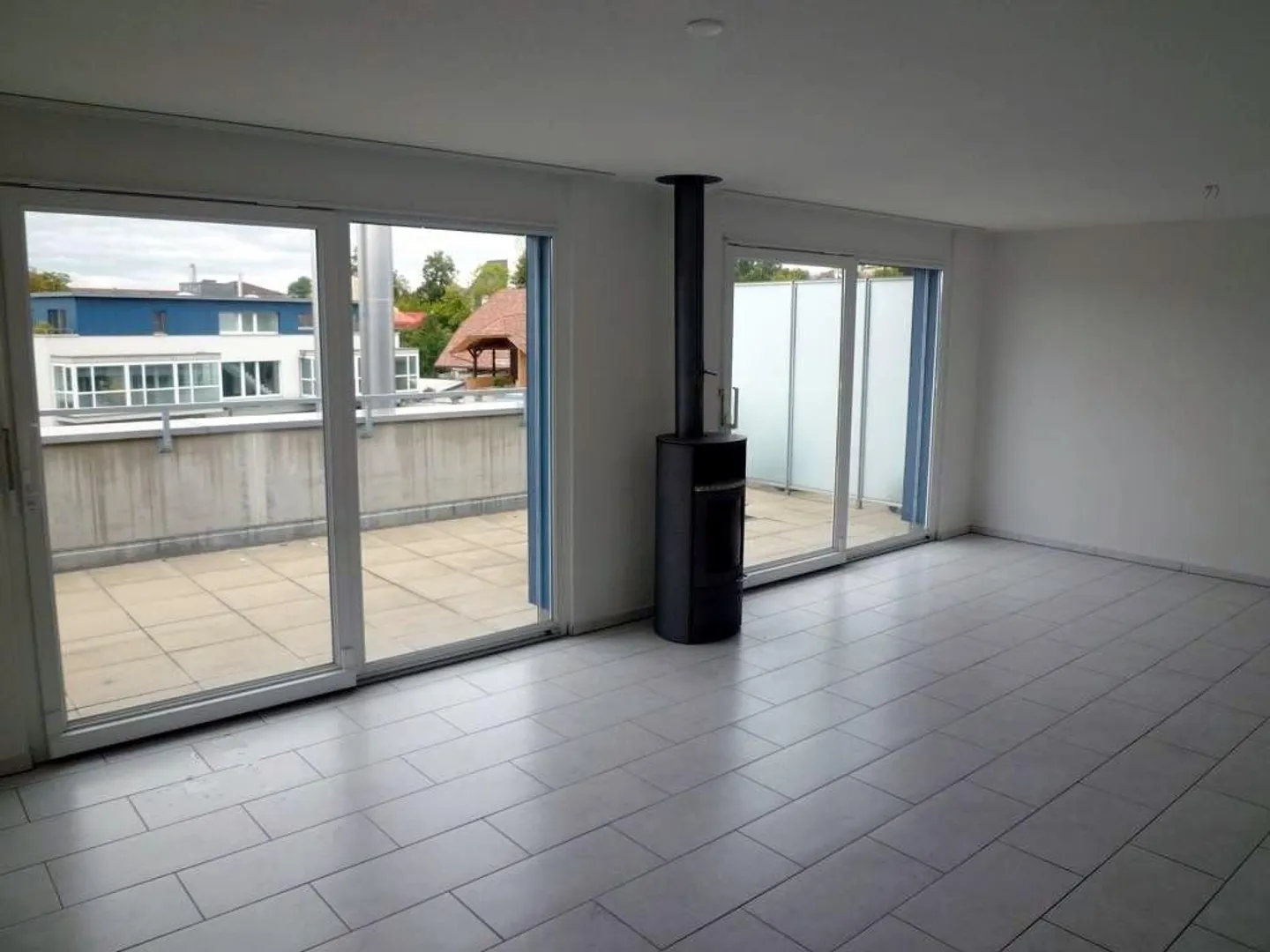 Appartement penthouse moderne de 5,5 pièces à Bolligen - Photo 3 sur 9