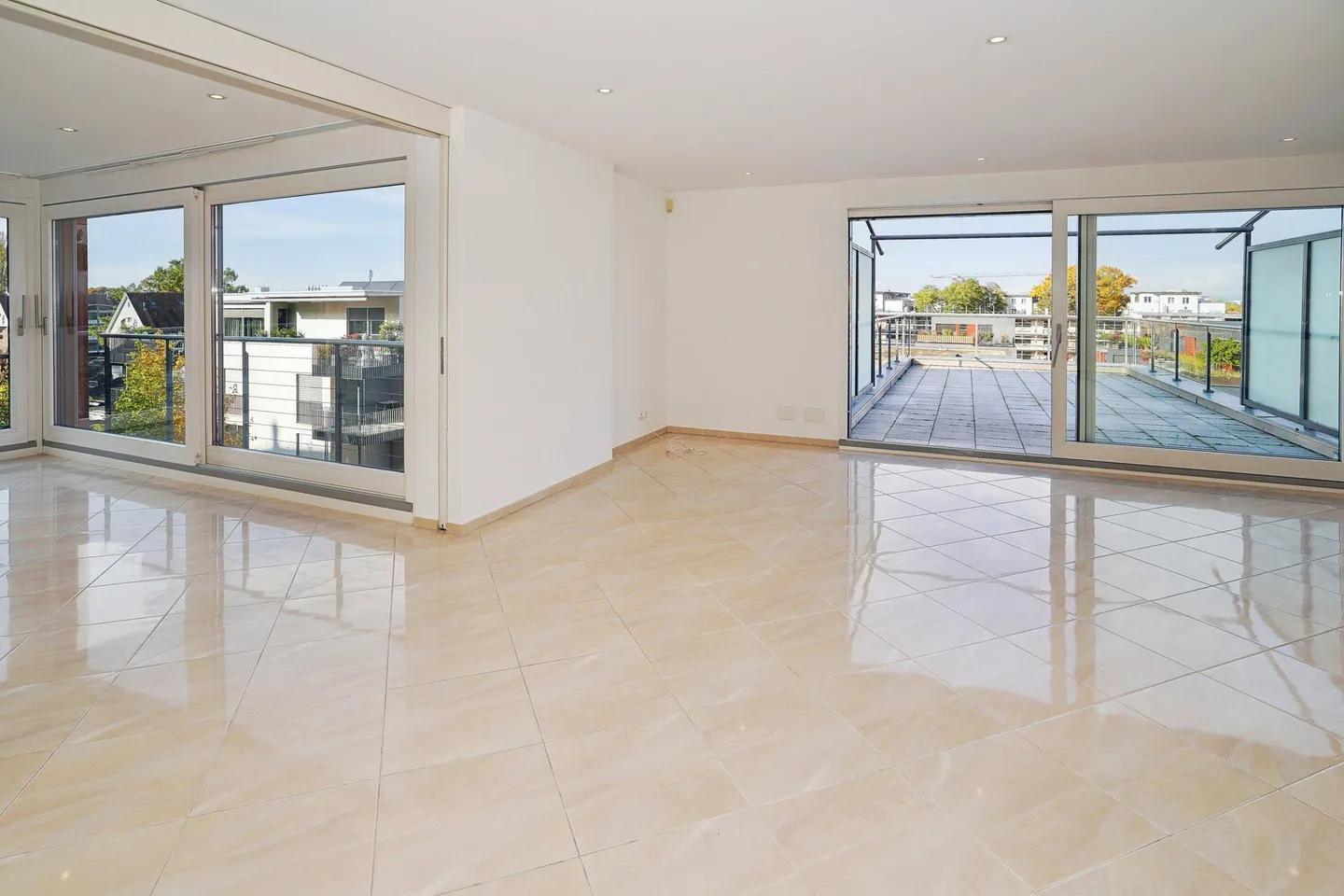 Luxuriöse 3.5-Zimmer-Terrassenwohnung in Binningen - Foto 1 von 12