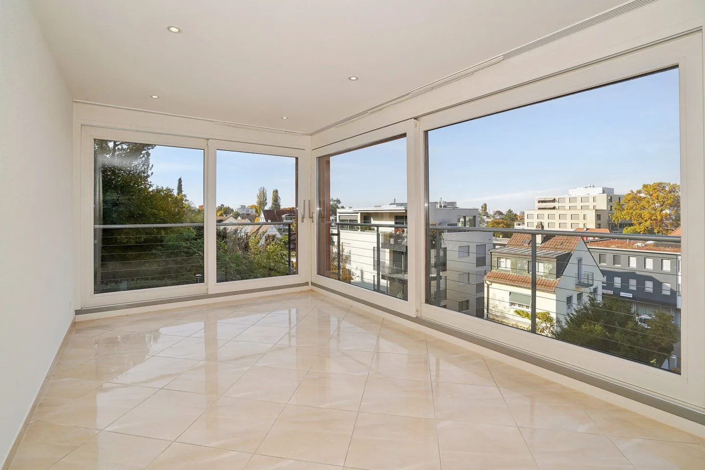 Luxuriöse 3.5-Zimmer-Terrassenwohnung in Binningen - Foto 2 von 12