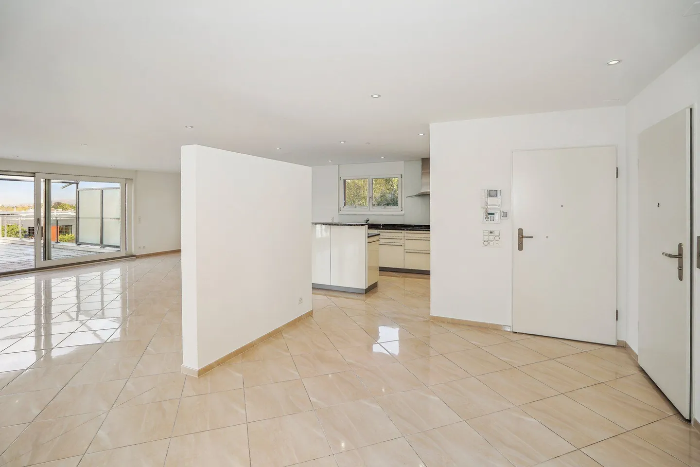 Luxuriöse 3.5-Zimmer-Terrassenwohnung in Binningen - Foto 4 von 12