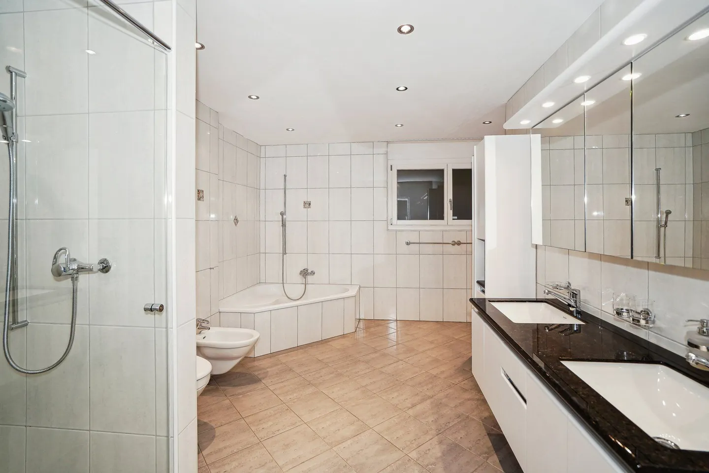 Luxuriöse 3.5-Zimmer-Terrassenwohnung in Binningen - Foto 6 von 12