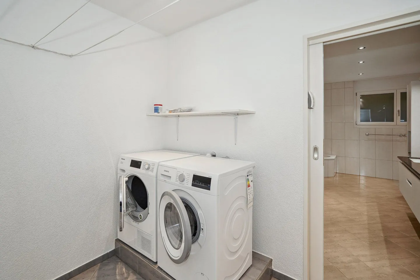 Luxuriöse 3.5-Zimmer-Terrassenwohnung in Binningen - Foto 7 von 12