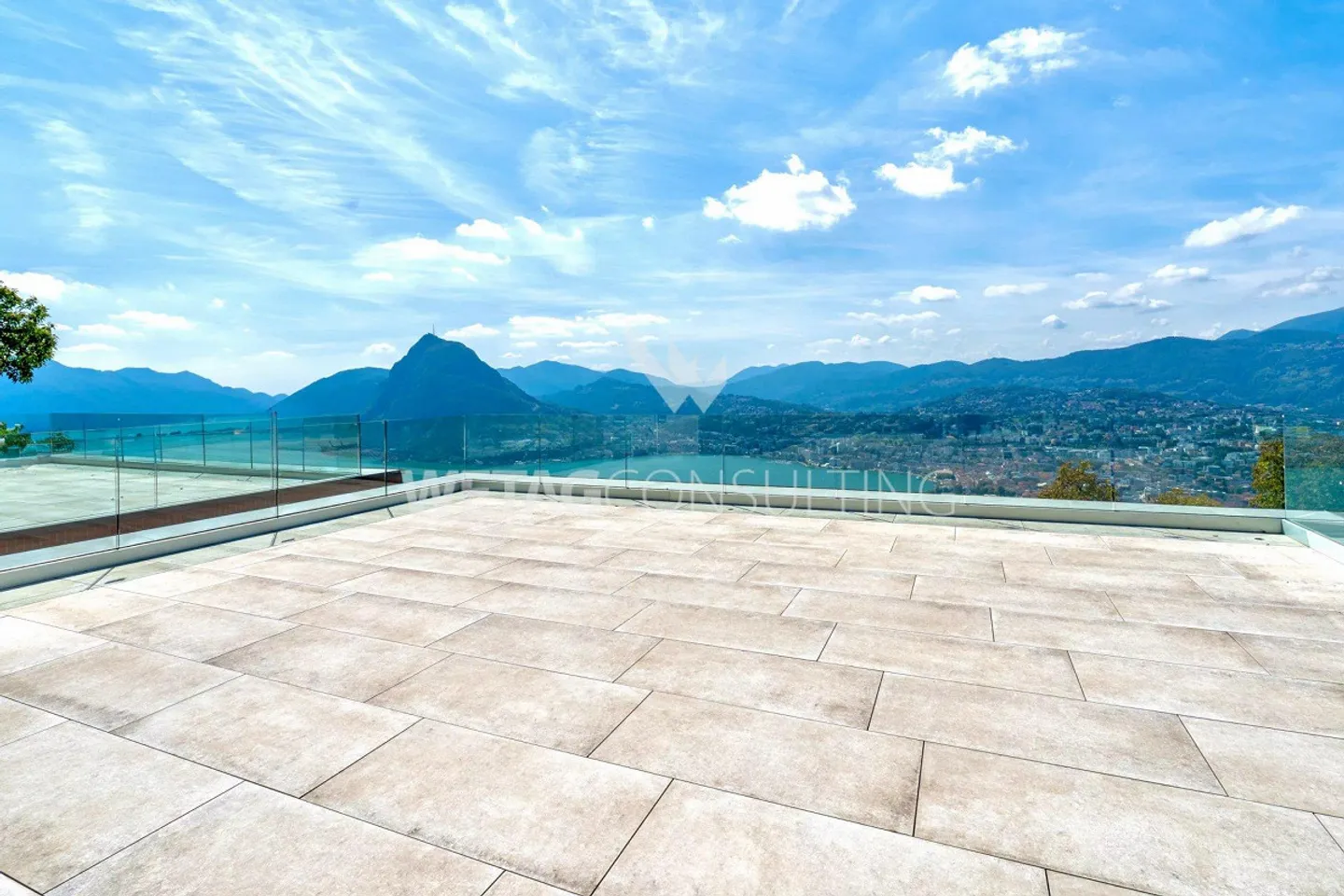 Moderna villa a schiera con giardino e vista lago a Lugano-Aldesago in vendita, adatta anche come seconda casa - Foto 1 di 10