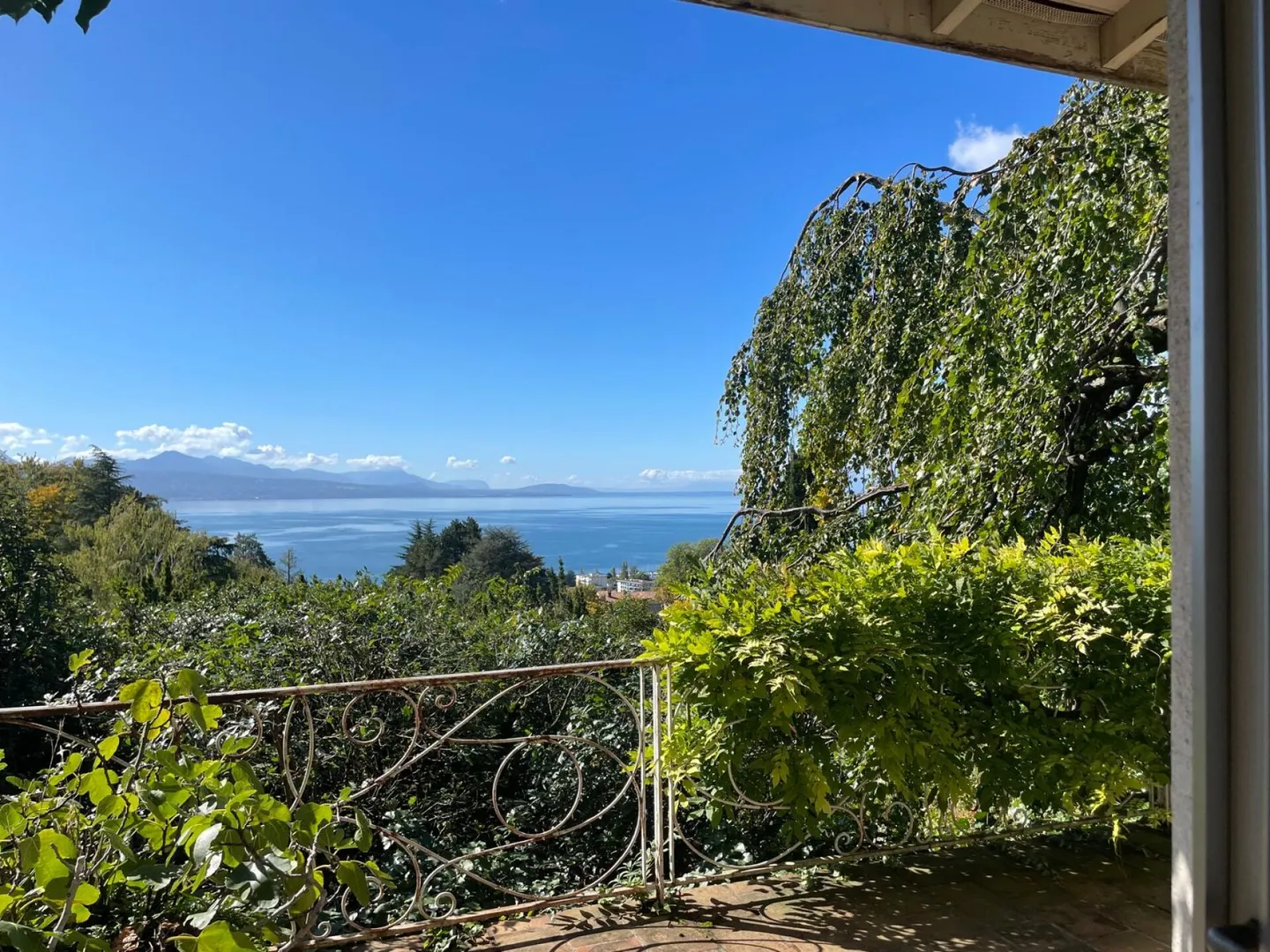 Schöne individuelle Villa in den Höhenlagen von Paudex, die großes Potenzial bietet, mit einem Panoramablick auf den See und die Berge. - Foto 1 von 16