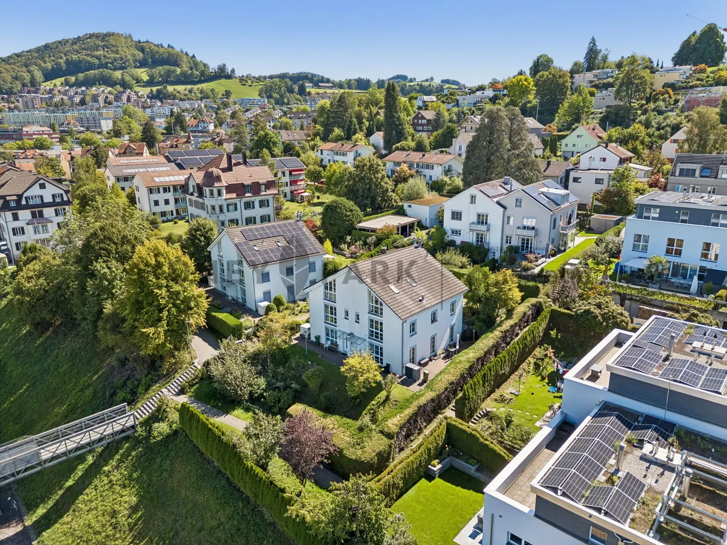 6.5-Zimmer-Doppelhaushälfte mit Garten - Foto 1 von 11