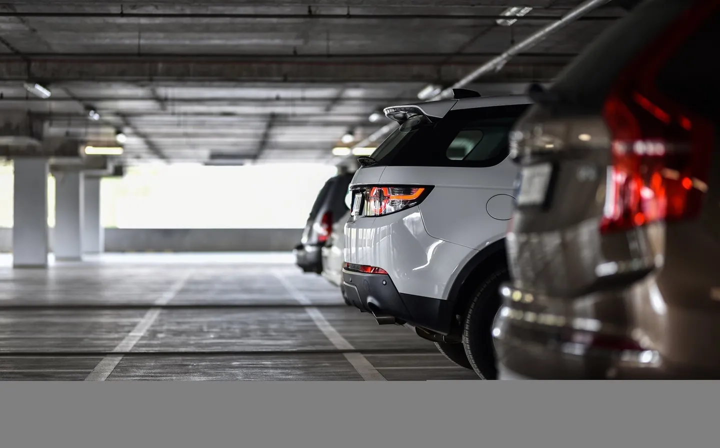 Place de parking dans la cour - Photo 1 sur 2
