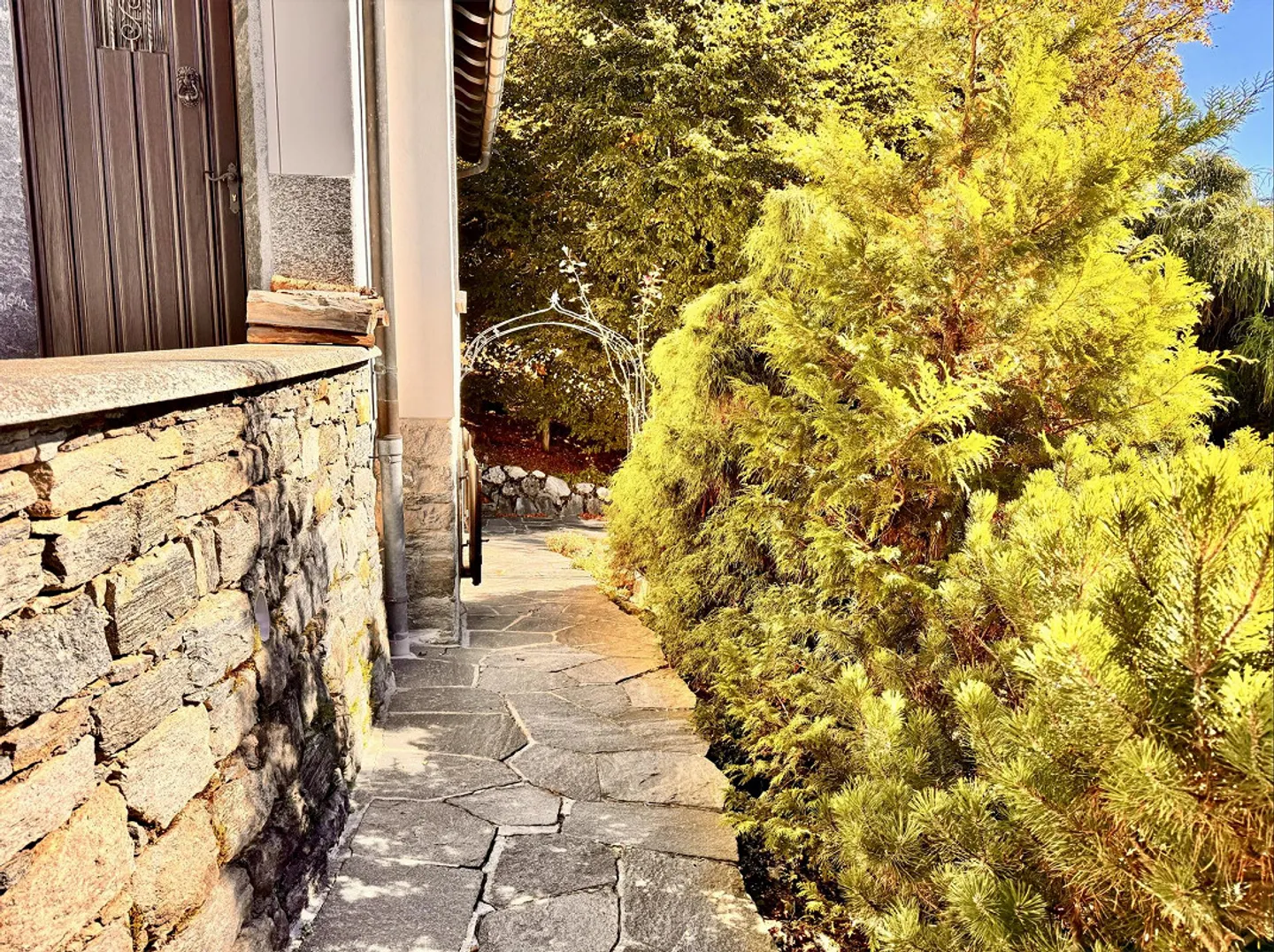 Independent house with building land of 1387 m² and garage - Photo 17 of 18