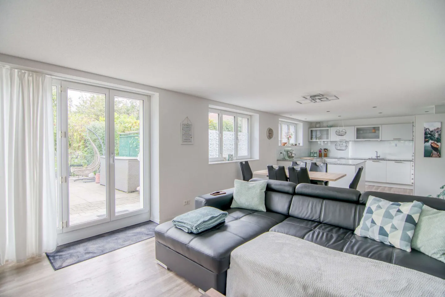 Attractive Investment Opportunity: Central Multi-Family House with 5 Residential Units and 5.72% Gross Yield - Photo 2 of 30