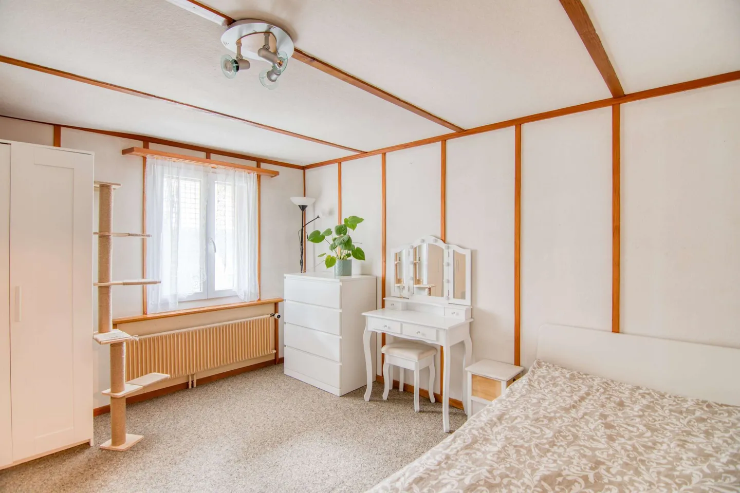 Attractive Investment Opportunity: Central Multi-Family House with 5 Residential Units and 5.72% Gross Yield - Photo 19 of 30