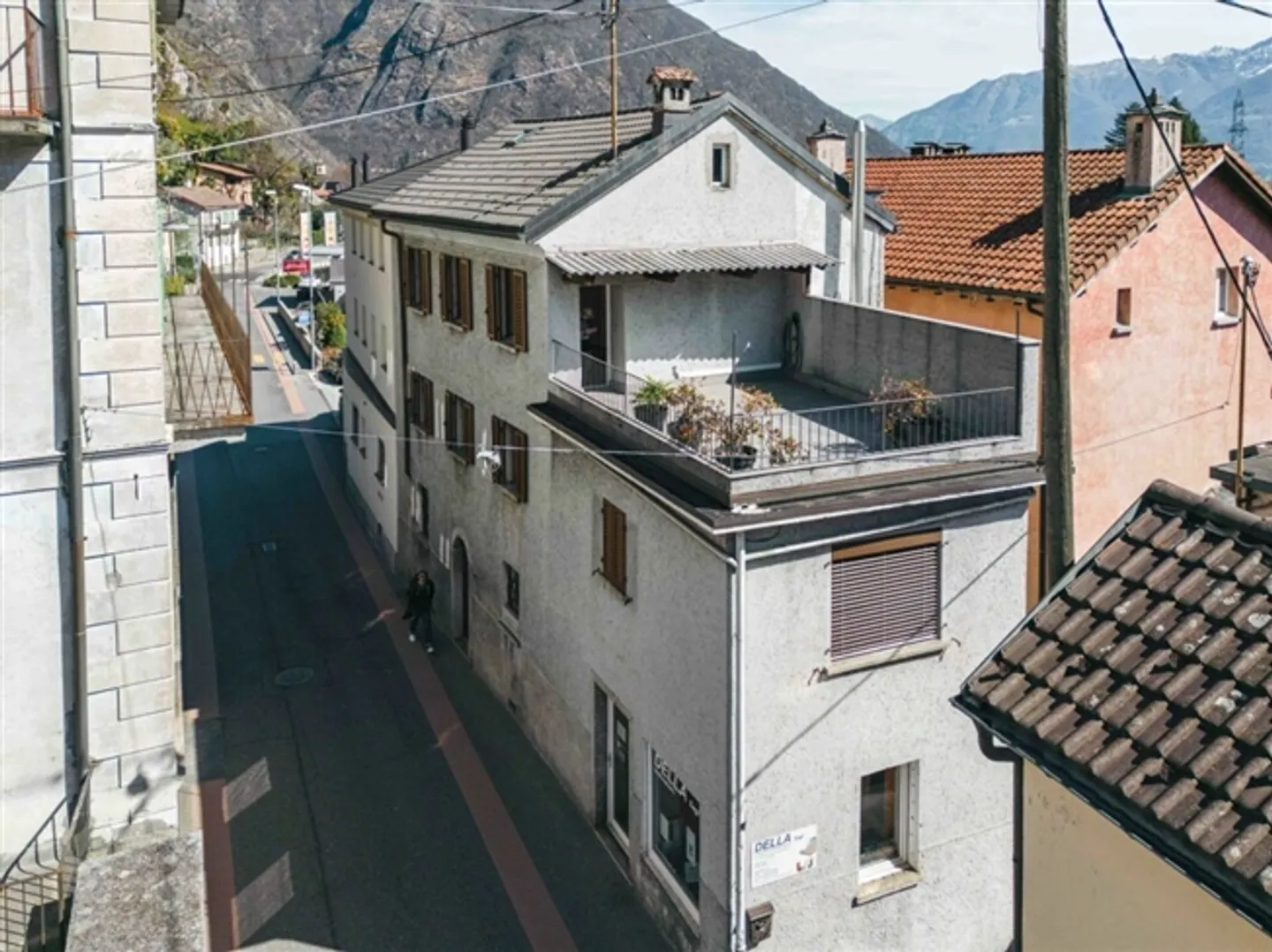 À VENDRE AU CŒUR DE VERSCIO - MAISON TYPIQUE SUR 3 ÉTAGES - Photo 1 sur 18