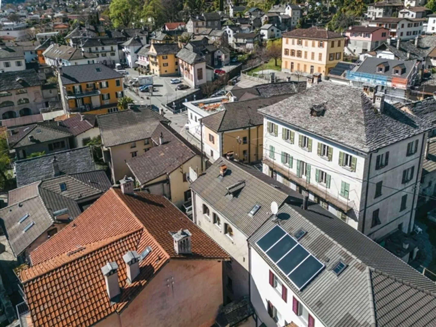 À VENDRE AU CŒUR DE VERSCIO - MAISON TYPIQUE SUR 3 ÉTAGES - Photo 3 sur 18