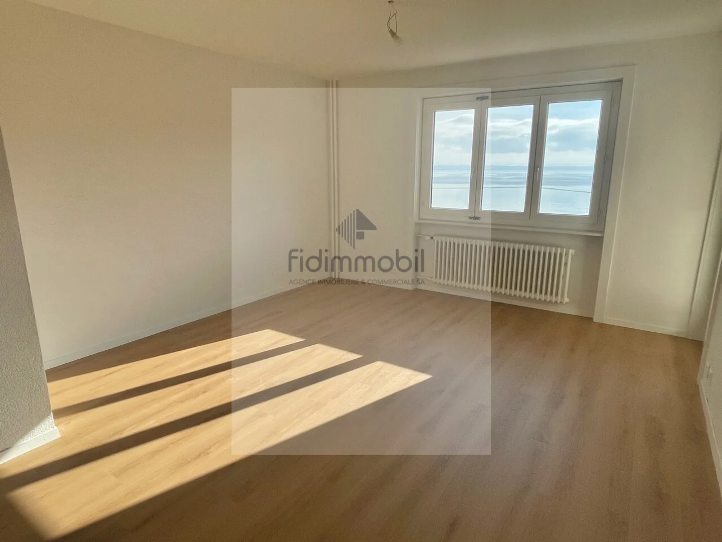 Appartamento completamente ristrutturato con vista lago - Foto 2 di 9