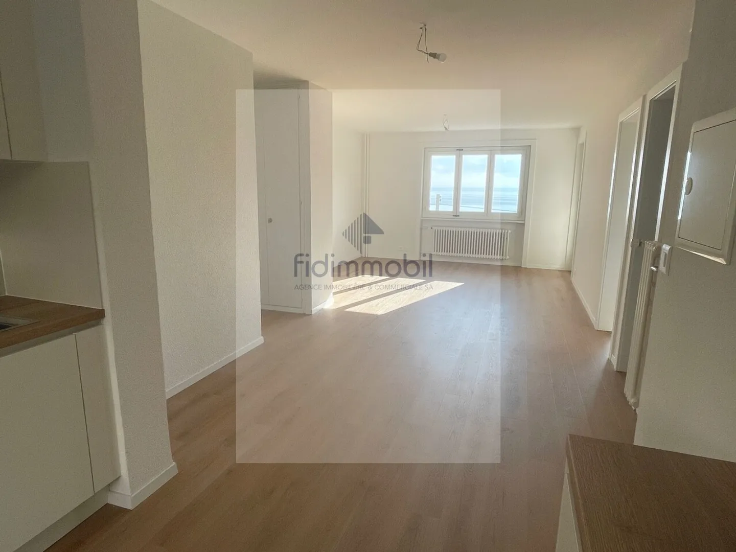 Appartamento completamente ristrutturato con vista lago - Foto 3 di 9