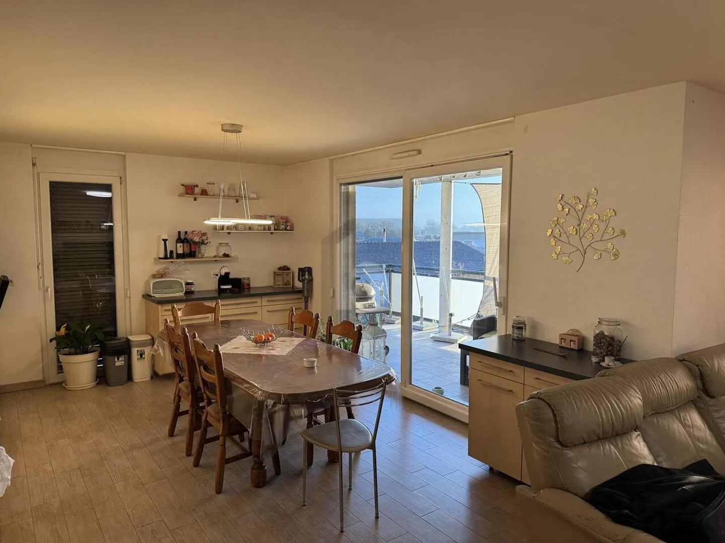 TOP PRICE COMFORTABLE, BRIGHT AND QUIET - Photo 2 of 5