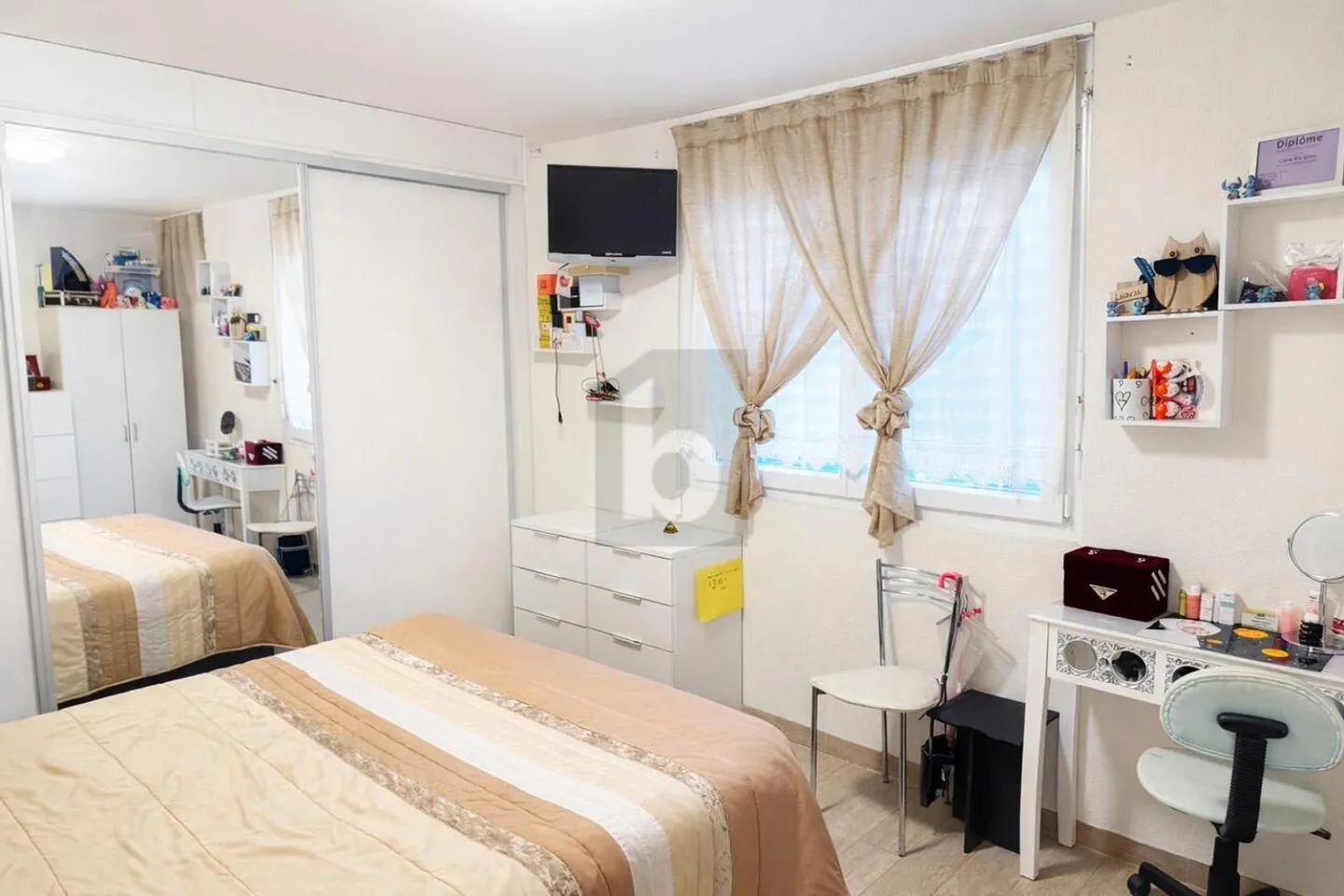 TOP PRICE COMFORTABLE, BRIGHT AND QUIET - Photo 3 of 5