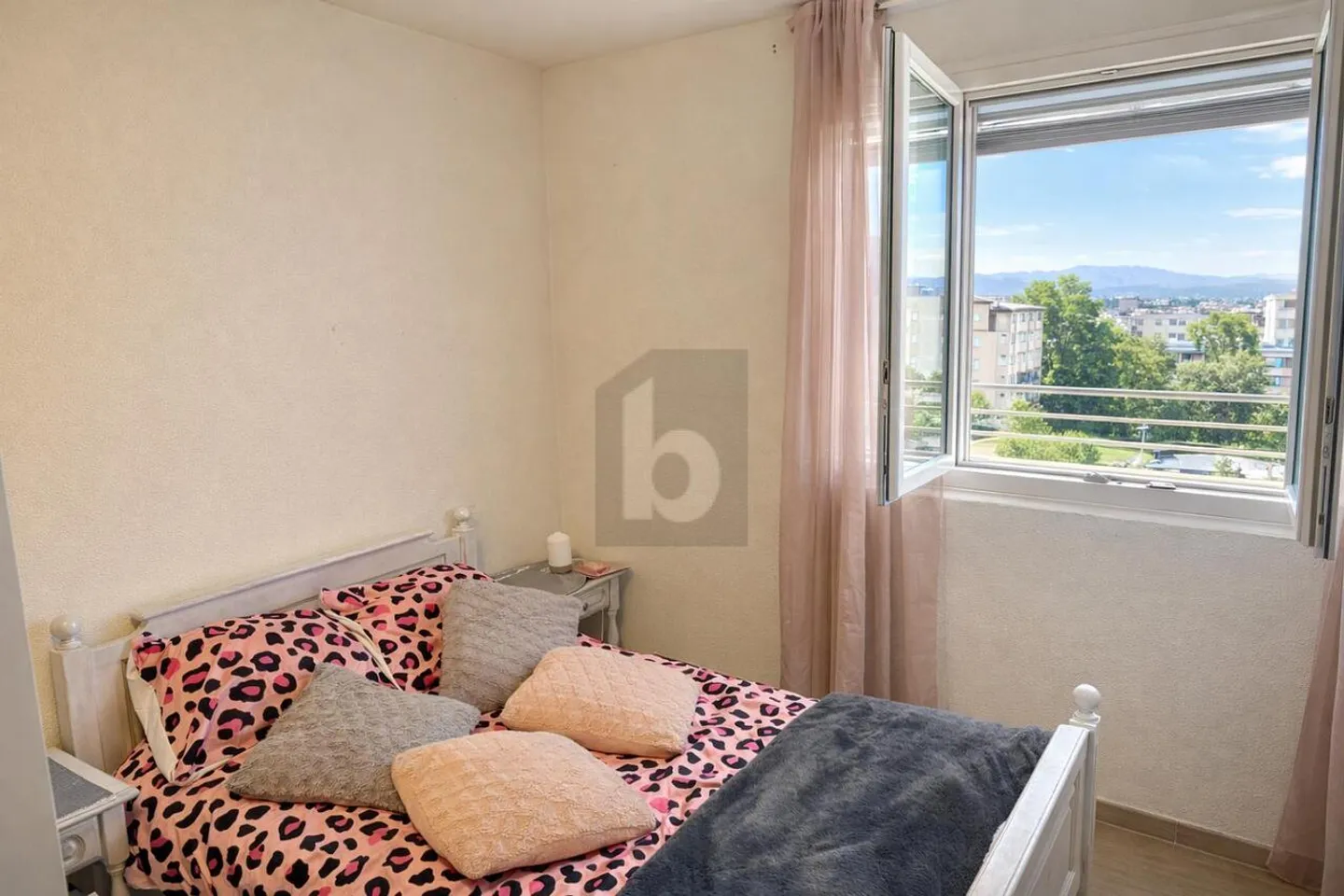 TOP PRICE COMFORTABLE, BRIGHT AND QUIET - Photo 4 of 5